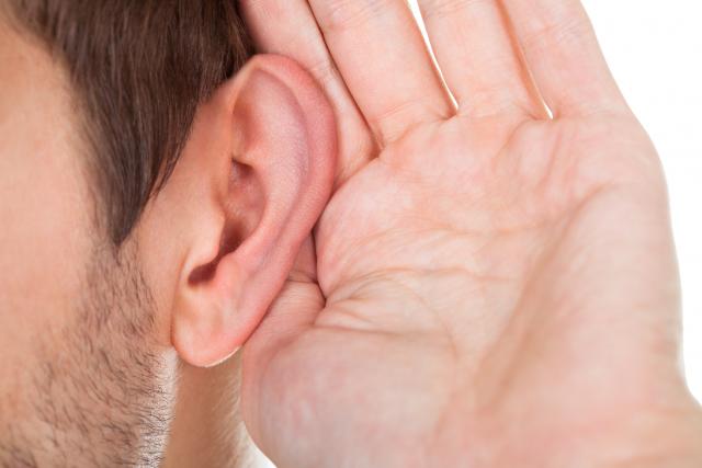 Pet znakova da slabi sluh